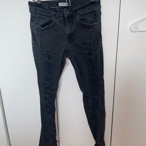 ZARA // RIPPED BLACK JEANS